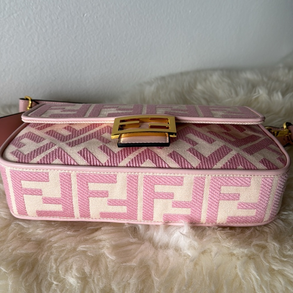 ❌Sold❌ FENDI *NEW RARE* Baguette - Pink with cutout lettering crossbody strap - Picture 3 of 17